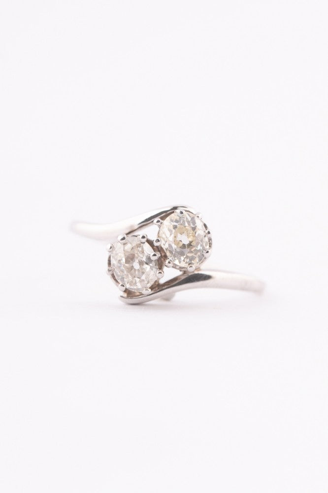 Wit gouden slagring met oud geslepen ovale briljanten