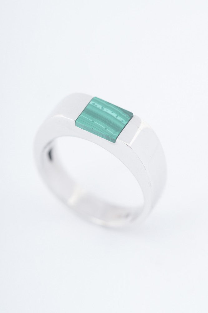 Wit gouden ring met een malachiet