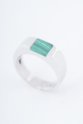 Wit gouden ring met een malachiet