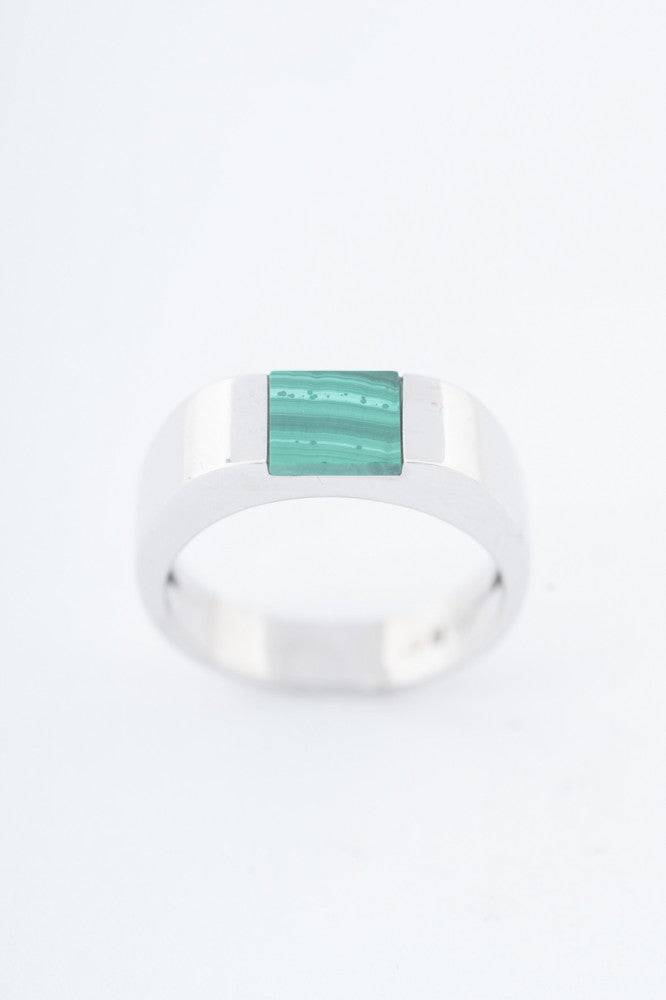 Wit gouden ring met een malachiet