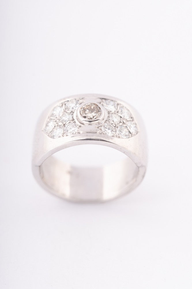 White gold band ring with 13 diamonds