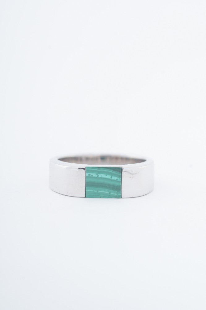 Wit gouden ring met een malachiet