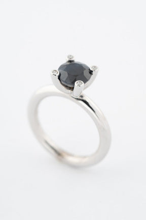 White gold ring with sapphire and 4 diamonds