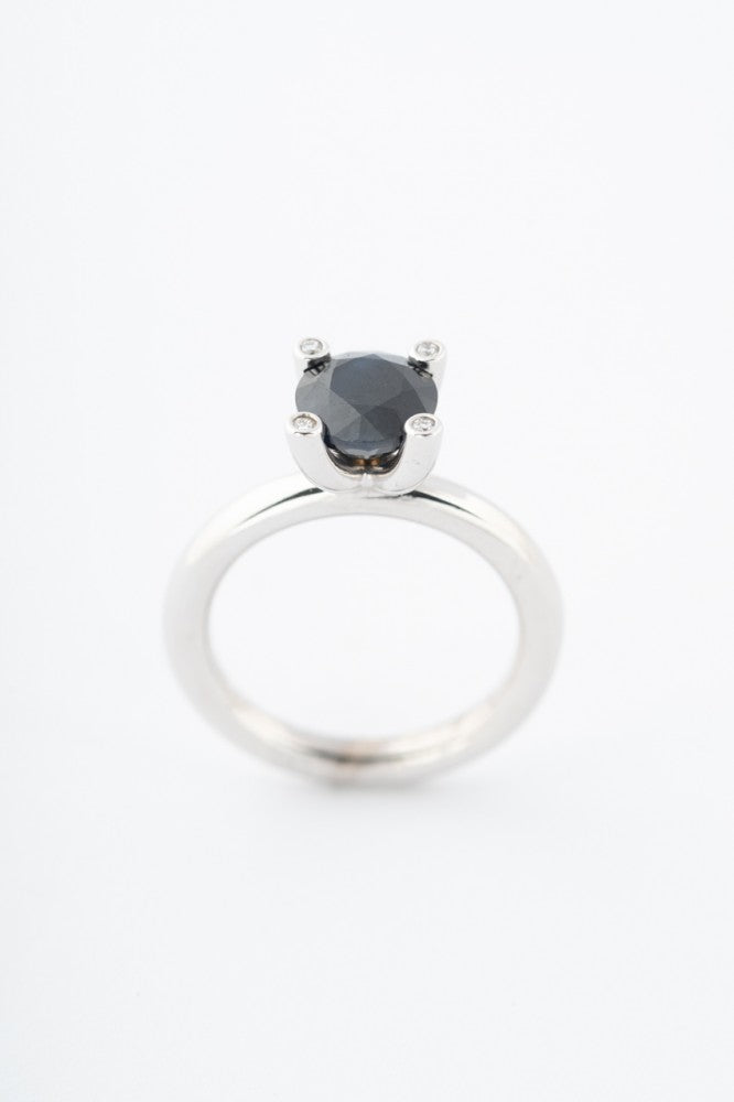 White gold ring with sapphire and 4 diamonds