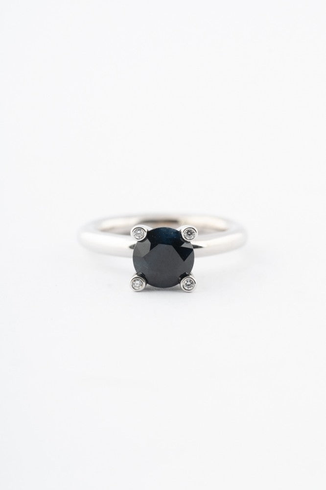 White gold ring with sapphire and 4 diamonds