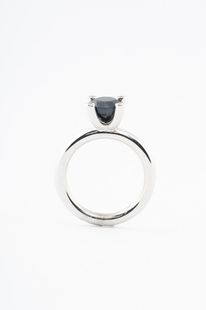 White gold ring with sapphire and 4 diamonds