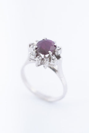 White gold entourage ring with ruby ​​and diamonds