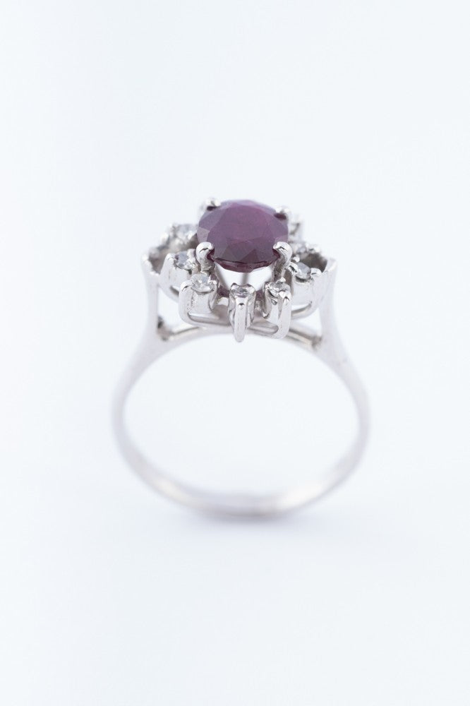 White gold entourage ring with ruby ​​and diamonds