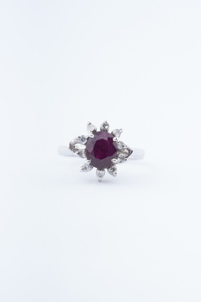 White gold entourage ring with ruby ​​and diamonds