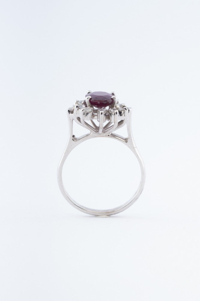 White gold entourage ring with ruby ​​and diamonds