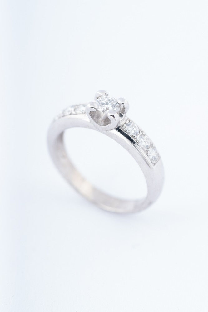 Wit gouden ring met 7 briljanten