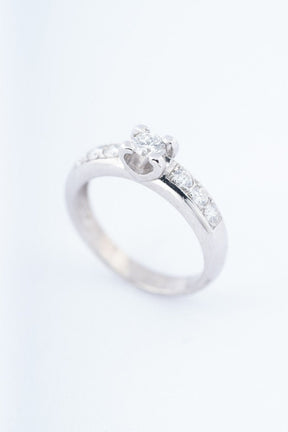 Wit gouden ring met 7 briljanten