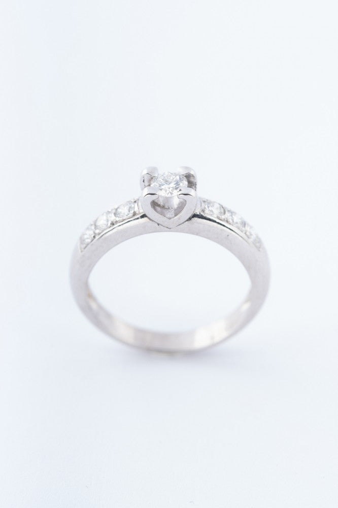 Wit gouden ring met 7 briljanten