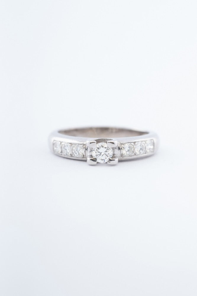 Wit gouden ring met 7 briljanten