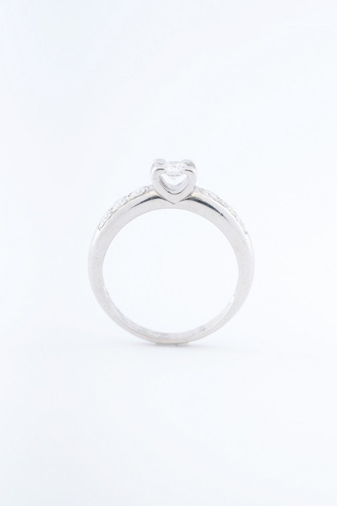 Wit gouden ring met 7 briljanten