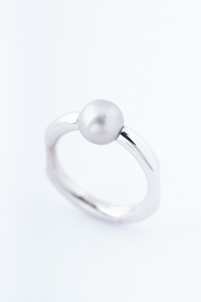 Wit gouden ring met cultive parel