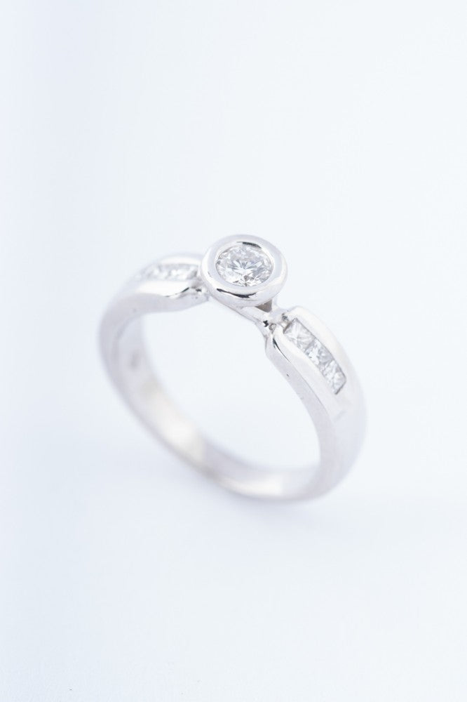 Wit gouden ring met een briljant en prinses geslepen briljanten