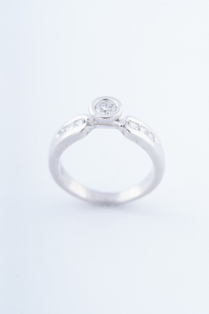 White gold ring with a brilliant and princess cut diamonds