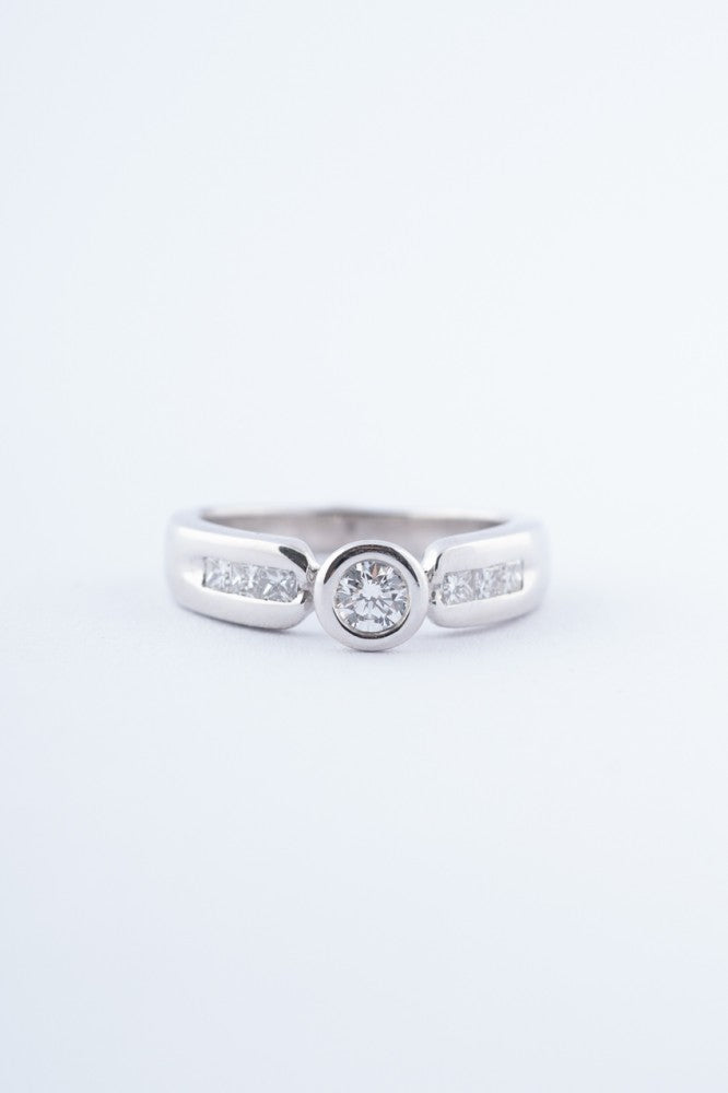 White gold ring with a brilliant and princess cut diamonds