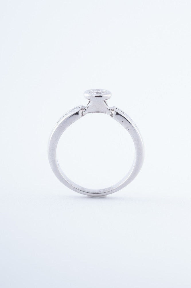 White gold ring with a brilliant and princess cut diamonds