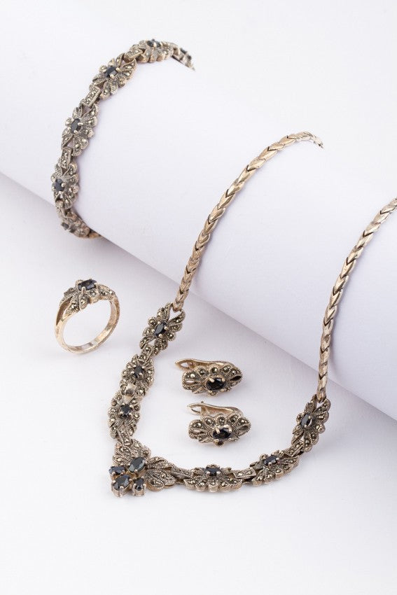 Silver set consisting of: necklace, bracelet, stud earrings and ring with sapphire and marcasite