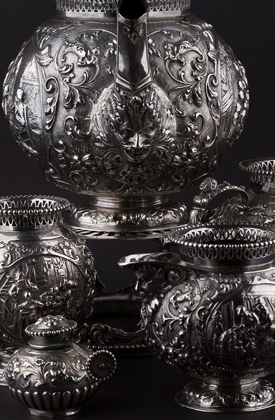 Zilveren servies met oud hollandse voorstelling